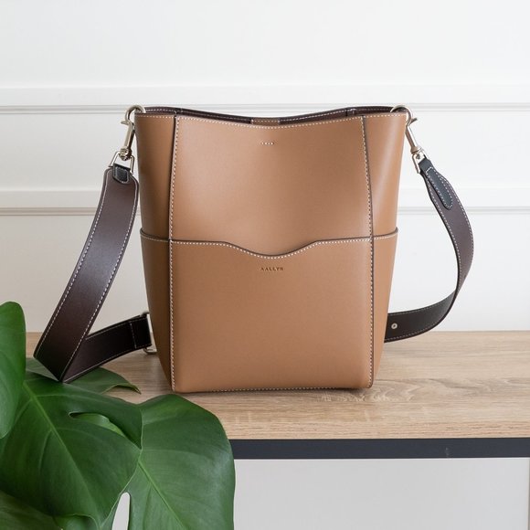 AALLYN.COM Handbags - *NEW* The Jordan Leather Bucket Bag - Tobacco